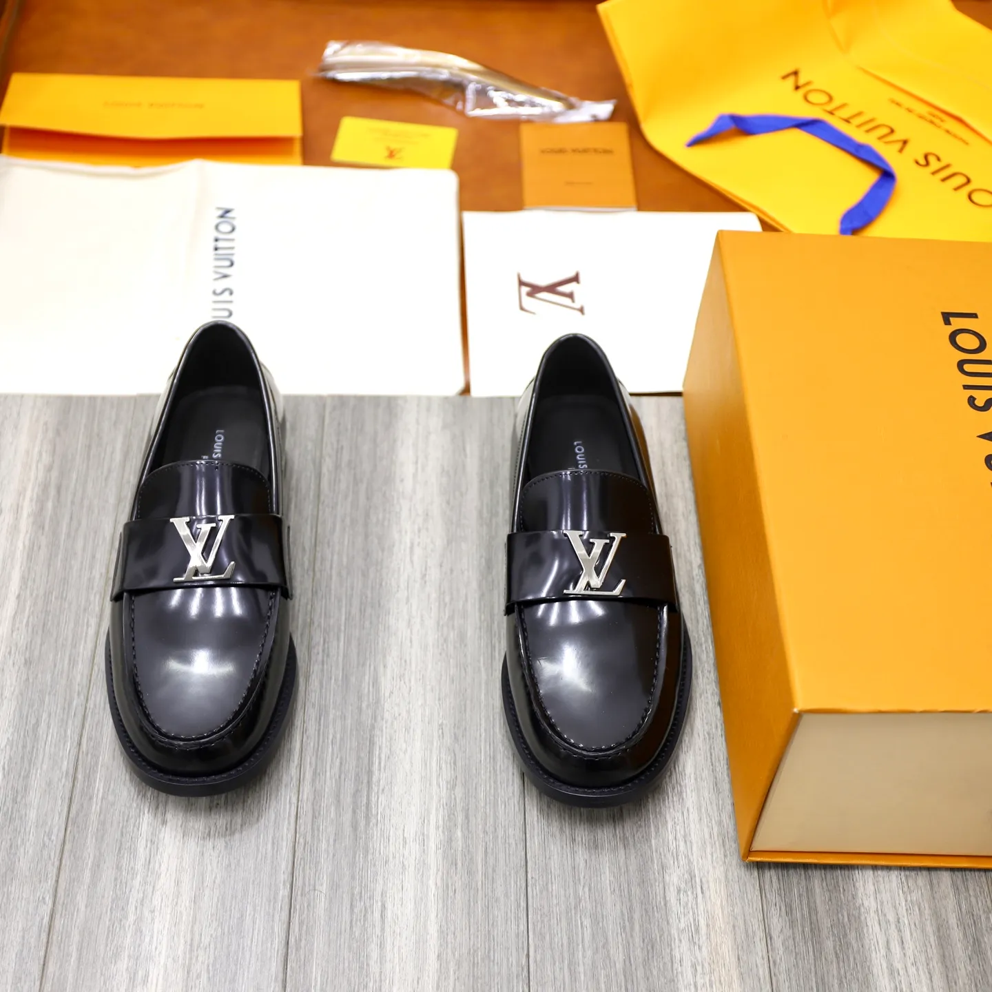 Men's Men's Shoes💰💰920LV Louis Vuitton Slip-on Loafers, top quality products from Guangzhou, ready for sale! This LV Glove loafer is made of selected soft cowhide, with a slightly wrinkled leather surface and a very high-end texture. Each pair is unique. The leather surface is light and soft, with a fine texture and good luster. It is a classic loafer style, with exquisite handmade mark stitching on the toe, and a square toe configuration to highlight the classic style. The horizontal band has hot-printed LV three-dimensional letters, semi-solid handcrafts and a genuine leather outsole, and a rubber patch on the heel to create wear-resistant performance and comfort. One of the must-have loafers for men! Comes with full original packaging! Code number: 38-39-40-41-42-43-44 (38, 45, 46 customized) standard leather shoe code